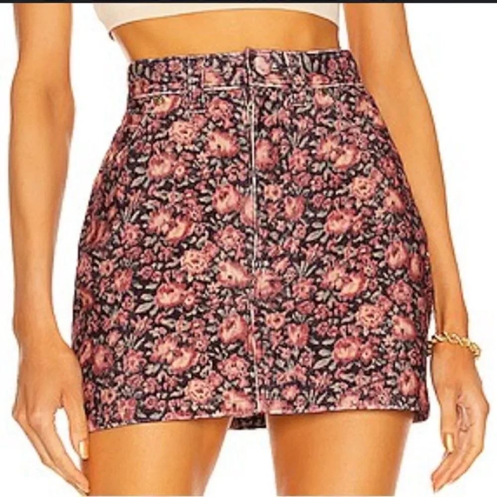 NWT LoveShackFancy HOLLYWOOD SKIRT
BLUSHING BERRIES Size 4